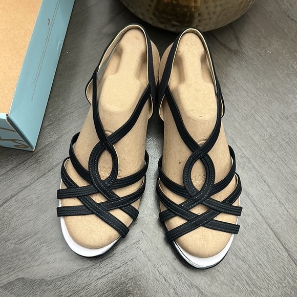 LIFESTRIDE Yaya Strappy Dress Sandals - Picture 4 of 9